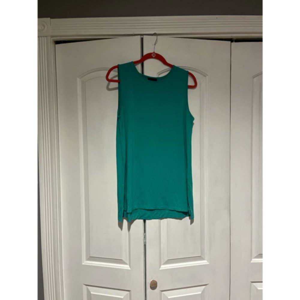 sleeveless top